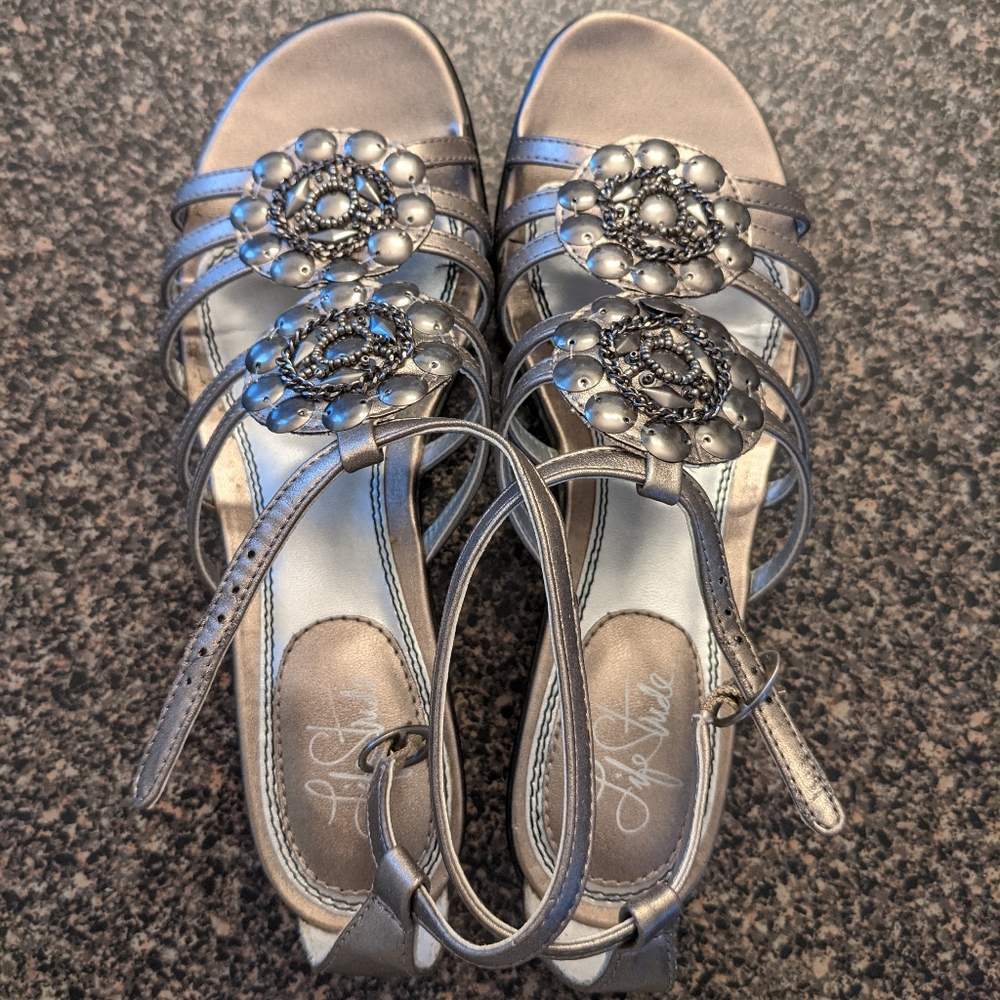 Life Stride size 8.5 metalli fancy detail sandals